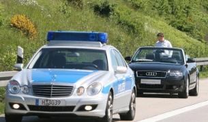 Полицаи помагат на 23-годишния германец да събере разхвърчалите се пари