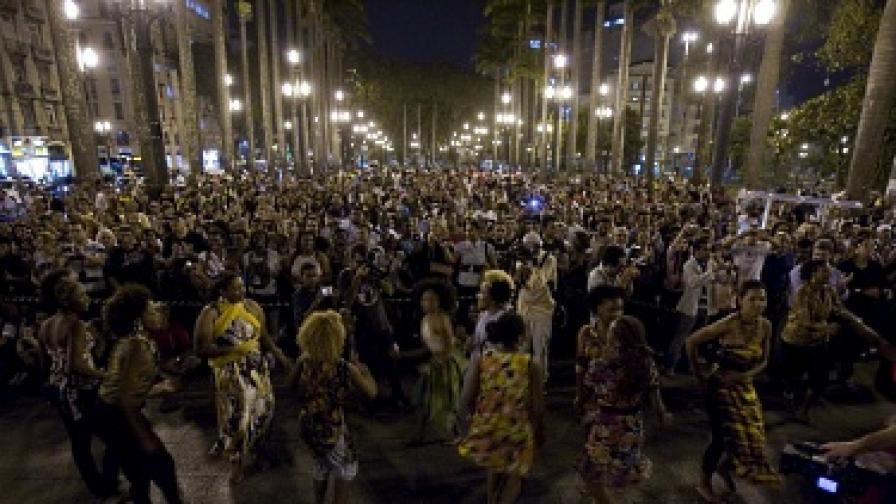 121 момичета участваха в ревю срещу расизма в Сао Паоло
