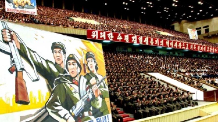 Закритият стадион в Пхенян: Десетки хиляди корейци  чинно празнуват втория успешен ядрен опит на КНДР
