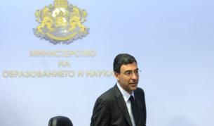 Министър Вълчев ще извърши училищната реформа и без закон