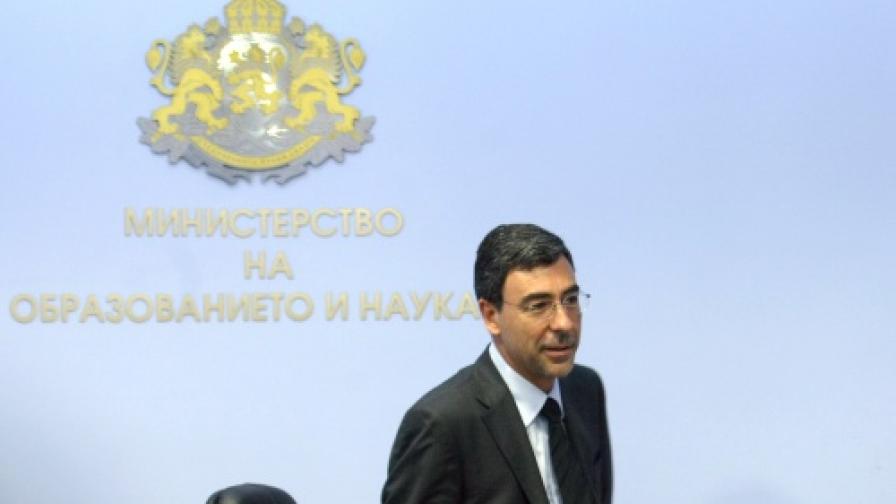Министър Вълчев ще извърши училищната реформа и без закон