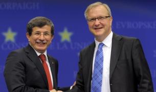 Европейският комисар по разширяването Оли Рен и външният министър на Турция Ахмет Давутоглу след последната им среща в Брюксел през май т.г.