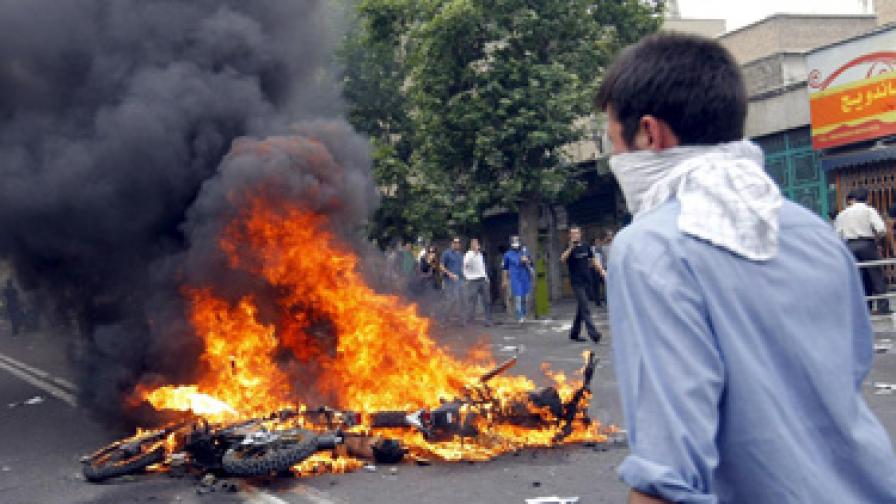 Сблъсъци в Техеран след изборната победа на Ахмадинеджад
