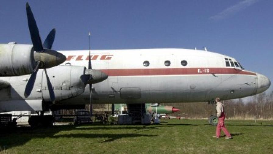 Правителственият "Ил-18" с емблемата държавната авиокомпания "Интерфлюг"
