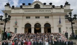 Заключителна обща снимка на депутатите от 40-ото Обикновено Народно събрание, министрите от правителството на Станишев и президента Първанов
