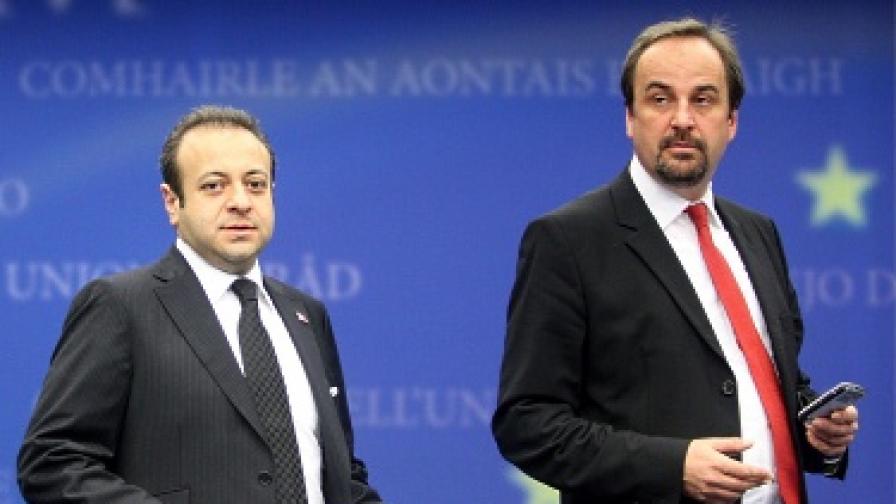 Главният преговарящ на Турция Егемен Баъш и външният министър на Чехия Ян Кохоут