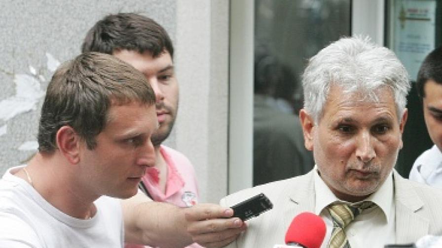 Филипов, заобиколен от журналисти