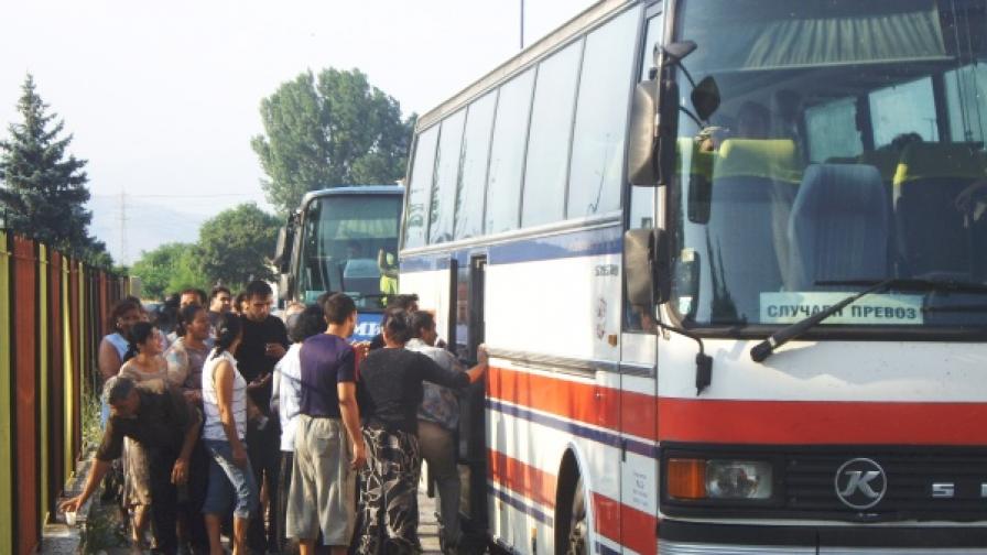 Европейските наблюдатели са видяли как автобуси пристигат от една област в друга и возят роми, за да гласуват "на друго място"