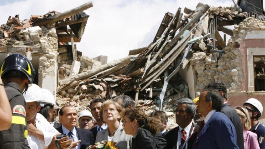 Германската канцлерка Меркел и италианският премиер Берлускони в най-разрушените райони на Акуила