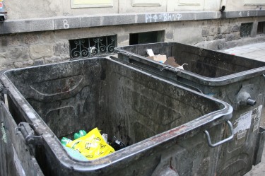 Намериха тримесечно бебе в контейнер за боклук