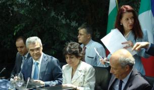 Документа подписаха изп.директор на БЕХ Галина Тошева, Асимакис Папагеоргиу,шеф на DEPA S.A. и Роберто Поти Edison International Holding