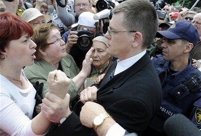 В Латвия драстично съкращават чиновници
