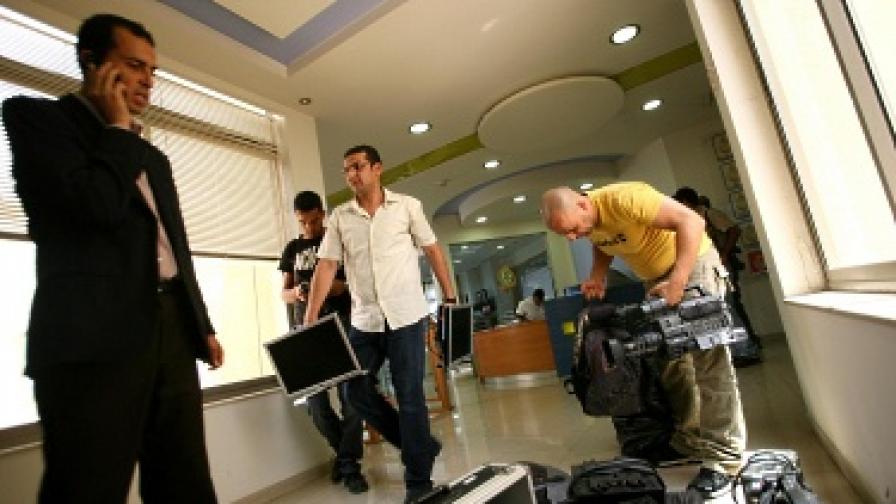 Служители на телевизията прибират техниката от офиса в Рамала