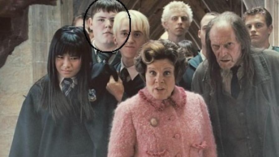 Джейми Уейлет (ограденият с кръгче) играе Винсънт Краб във филмите за Хари Потър