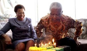 Нелсън Мандела и съпругата му