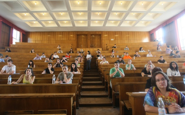 Почти 50% двойки на изпита по български за СУ