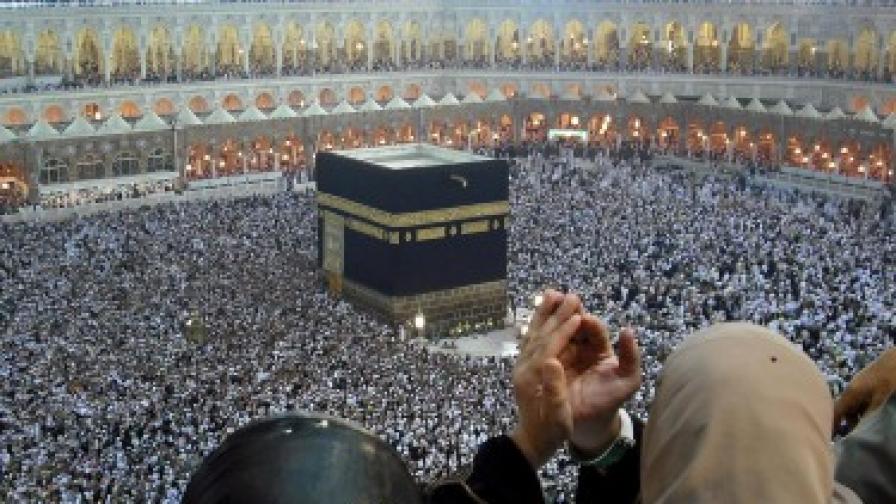 Без деца и възрастни в Мека заради грипа