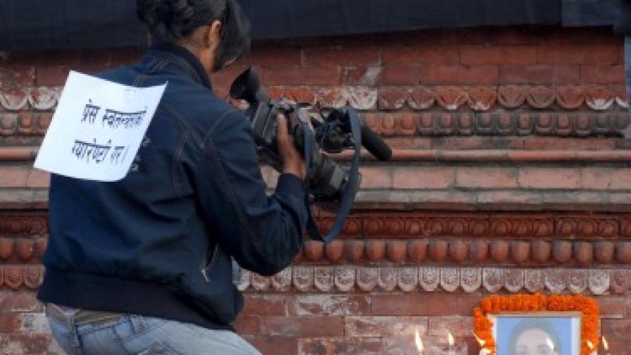 Непалски оператор снима портрета на убита местна журналистка Ума Сингх в Джанкапур, Източен Непал. Сингх бе убита в началото януари от неизвестна банда