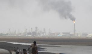 Иракска петролна рафинерия близо до Басра