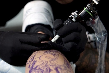 Мъж си татуира знамената на всички държави