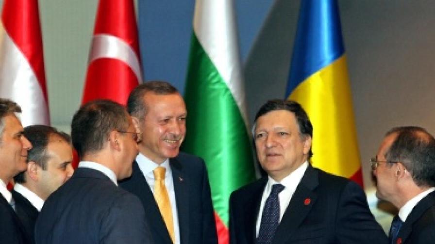 Реджеп Тайип Ердоган и Жозе Барозу при подписването на споразумението за "Набуко"
