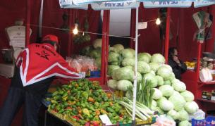 Проверяват търговците на зеленчуци и плодове