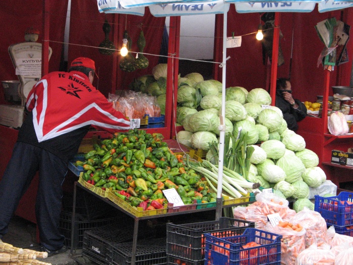 Проверяват търговците на зеленчуци и плодове