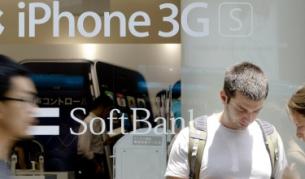 Новият модел на iPhone отново се превърна в хит и пред магазините се събираха опашки от нетърпеливи клиенти