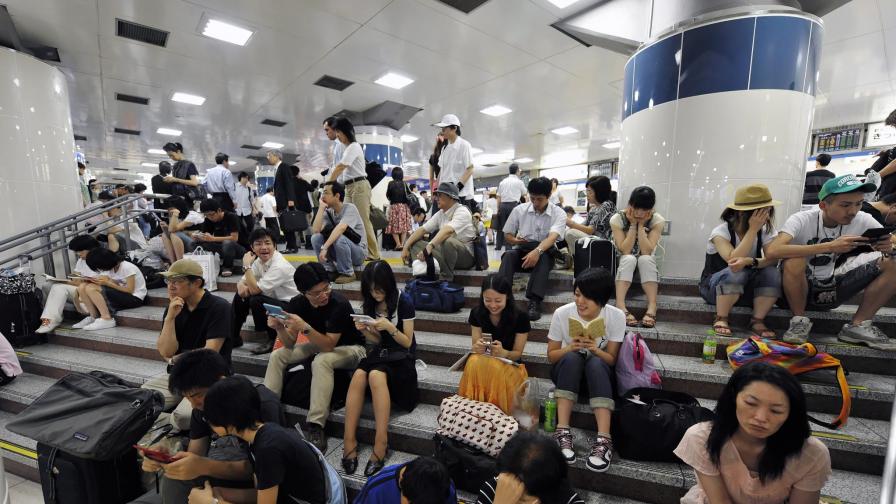 Стотици пътници в Токио чакат възстановяването на основната влакова линия, спряна след труса.