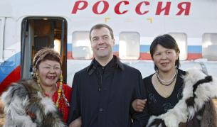 Медведев посрещнат от местни жители в Чукотка.