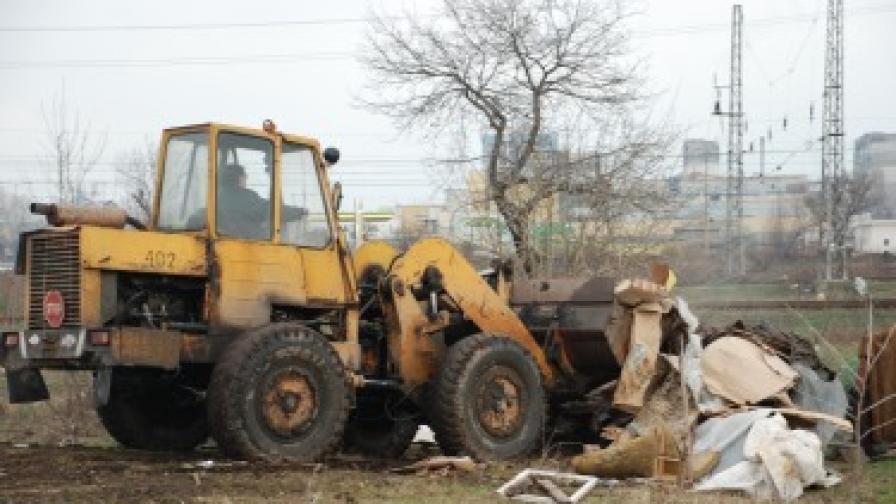 През февруари община Бургас премахна над 30 бараки, палатки и всякакви импровизирани заслони на роми, самонастанили се в околностите на к-с "Славейков"