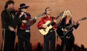 Мадона и музикантите от циганското трио Колпаков по време на концерт