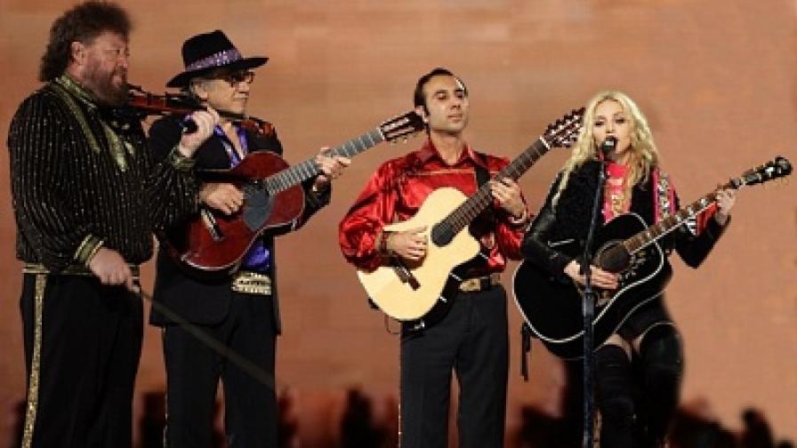 Мадона и музикантите от циганското трио Колпаков по време на концерт