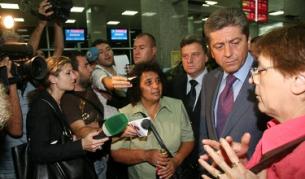 Президентът Георги Първанов с част от оцелелите, преди да отпътуват за България с правителствения ТУ-154