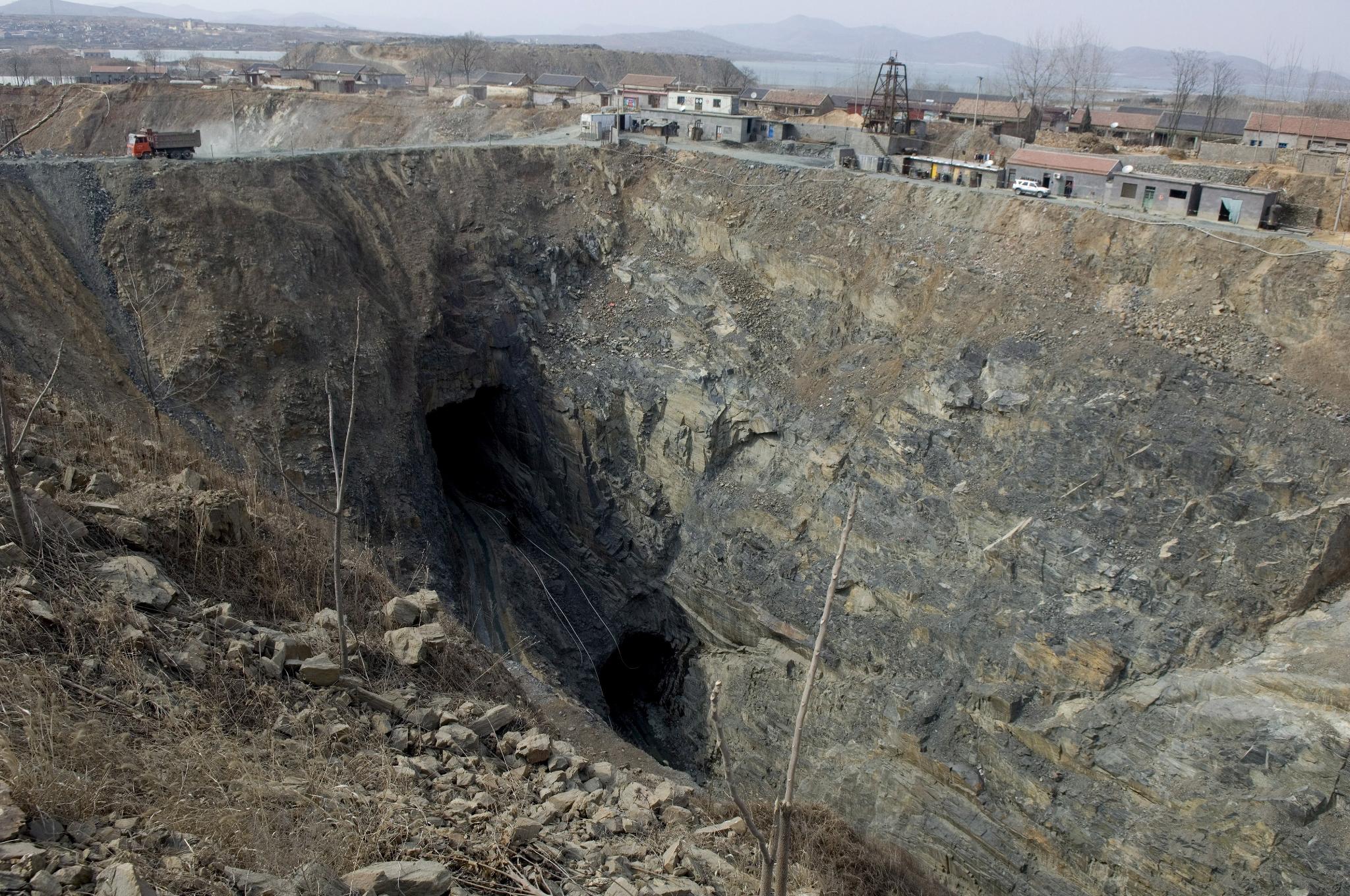 Експлозия в китайска мина погуби десетки