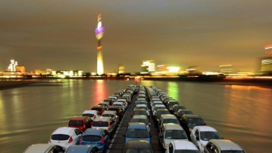 Рейн е една от най-важните транспортни артерии в Европа. На снимката: нови автомобили пътуват към бъдещите си собственици по вода