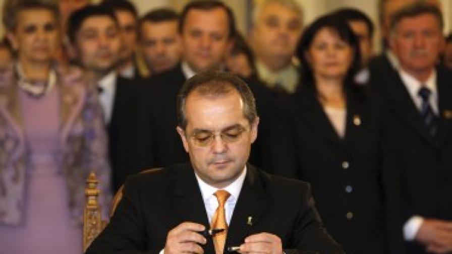 Румънският кабинет оцеля при вот на недоверие
