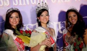 Рис Лоу (в средата) и нейните подгласнички