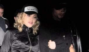 Мадона и Жезус в Израел. Певицата отрече всякаква възможност двамата да тръгнат така, хванати под ръка, и към олтара