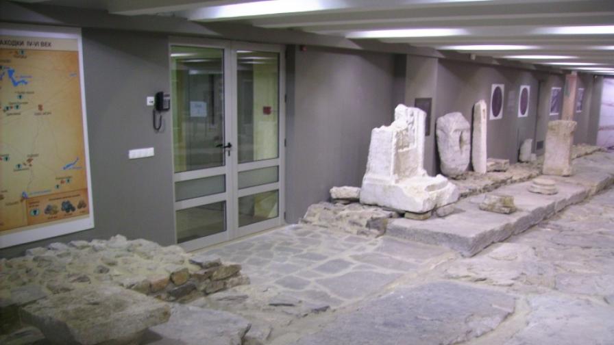Паметници на културата с висока историческа и научна стойност иззети при акция на полицията в Килифарево и прибрани в музея в Стара Загора (снимка от февруари 2009)
