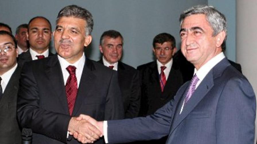 Турският президент Абдуа Гюл и арменският му колега Серж Саркисян при срещата им в Ереван на 6 септември