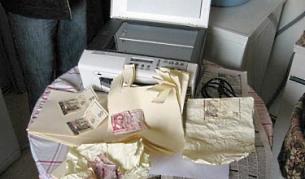 На 30 септември служители на Икономическа полиция в Бургас задържаха 45-годишния Д.Г. от града за изготвяне и пласиране на фалшиви банкноти