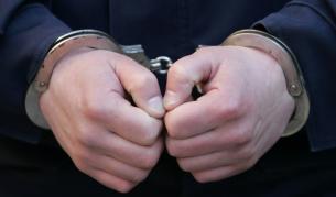 Уволняват полицаи за секс с 16-годишна