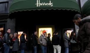 Опашката пред "Хародс" в случая не е заради златните кюлчета, а заради началото на разпродажбите