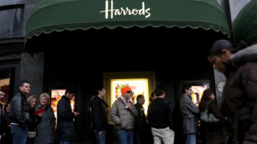 Опашката пред "Хародс" в случая не е заради златните кюлчета, а заради началото на разпродажбите