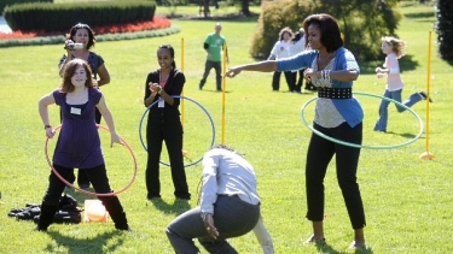 Мишел Обама въртя обръч 