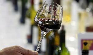 Откриха защо червеното вино не върви с риба