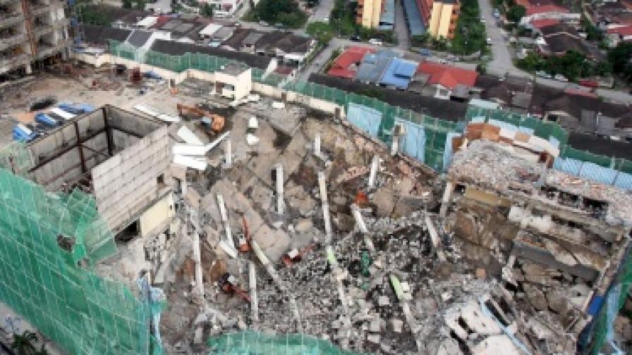 През май в Петалин Джая, близо до Куала Лумпур, се срути изоставен супермаркет, обявен за разрушаване. Загинаха няколко работници.