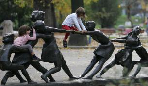 Деца играят в парка "Баба Яга" в София.