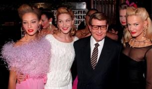 Ив Сен Лоран през януари 1996 г. в компанията на Карен Мулдер и Карла Бруни